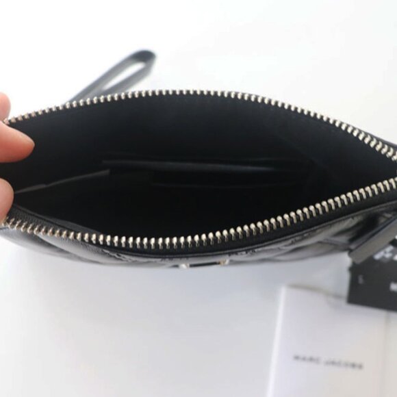 Marc Jacobs The Quilted Softshot Wristlet – Compact Elegance in Black!